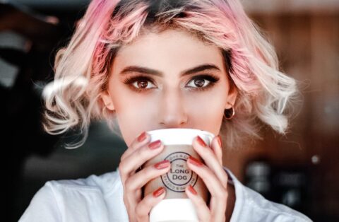capelli-corti-ciocche-colorate