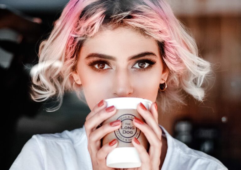 capelli-corti-ciocche-colorate