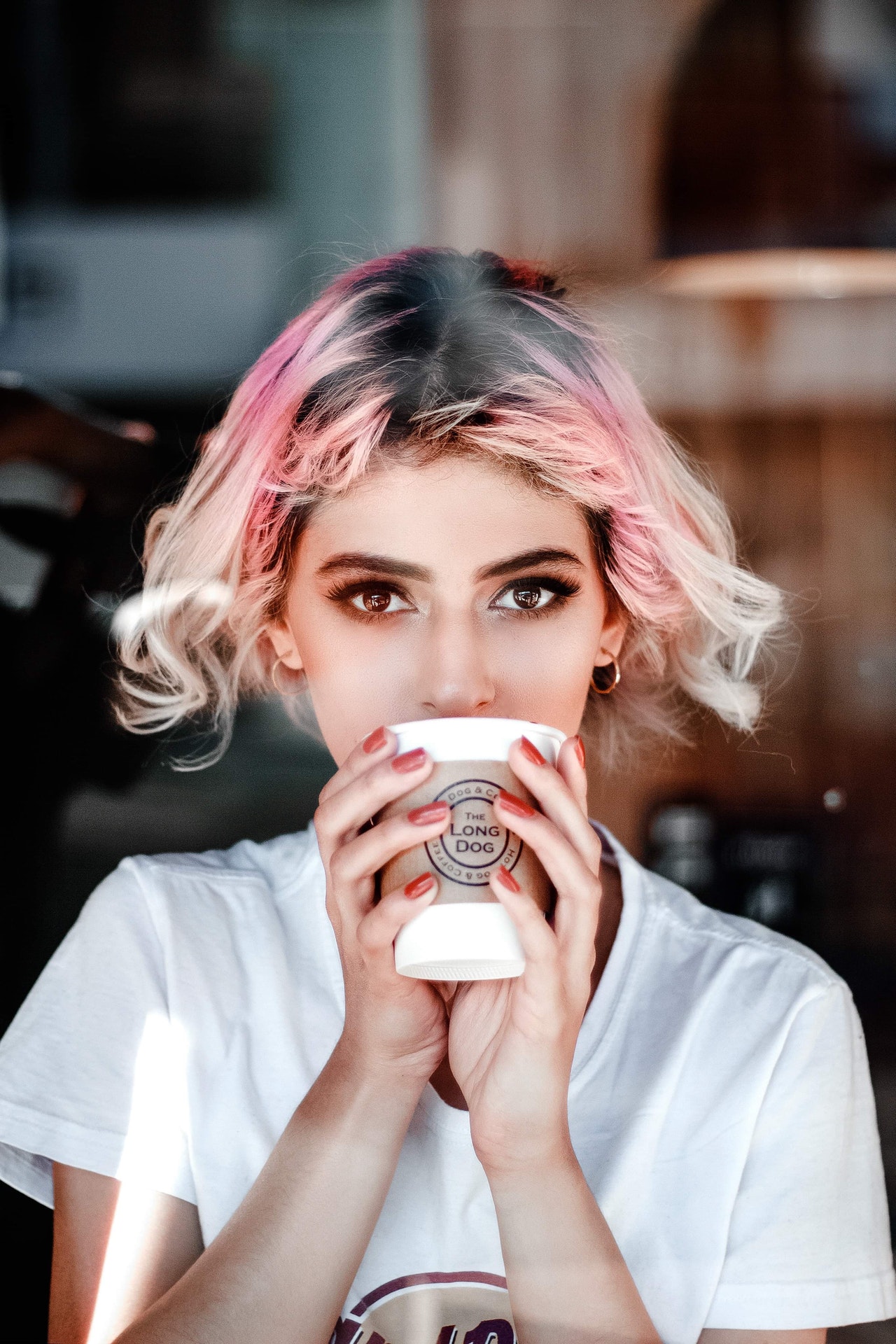 capelli-corti-ciocche-colorate